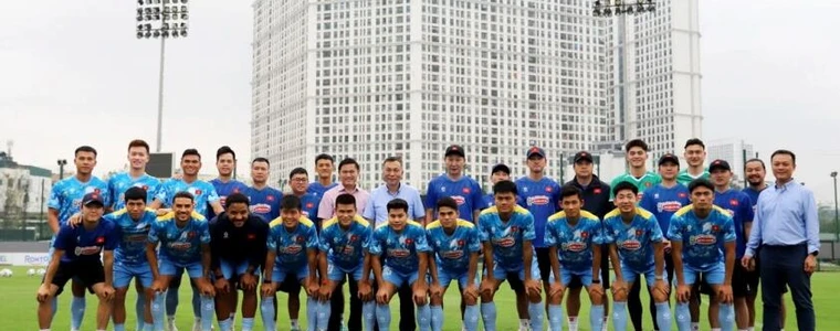Sân vận động bóng đá Việt Nam về đêm với trái bóng giữa sân, minh họa cho khung lịch thi đấu mùa giải V-League 2026-2027