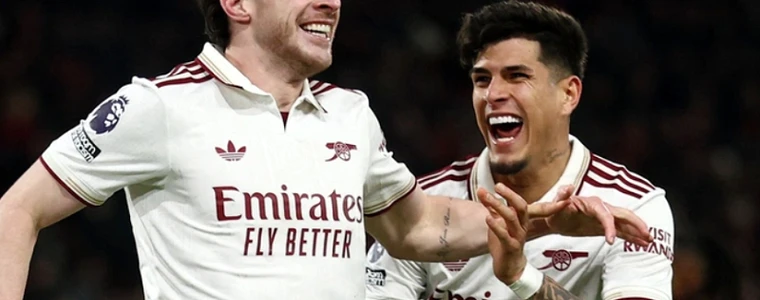 Sân vận động mái che ở Cardiff với màu áo đỏ trắng của Arsenal đối đầu màu xanh Man City và chiếc cúp Siêu cúp Anh đặt giữa sân