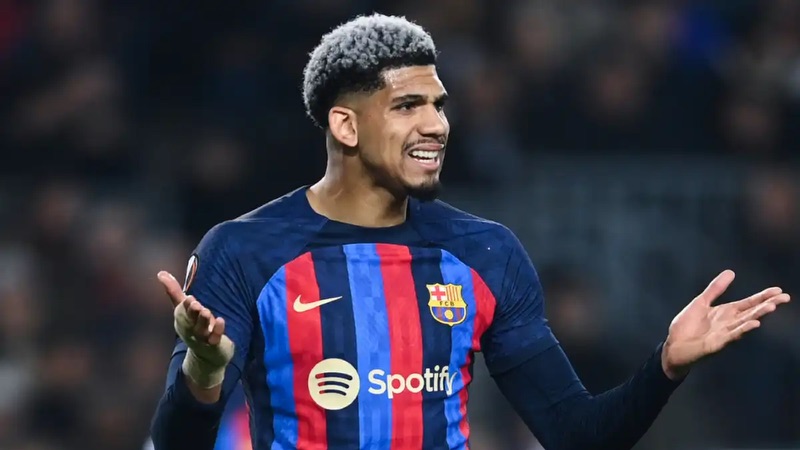 Arsenal chuan bi phuong an thay Ben White, nham Ivan Fresneda cho canh phai